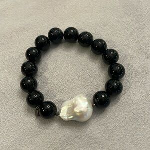 Baroque pearl and black onyx bead stretch bracelet